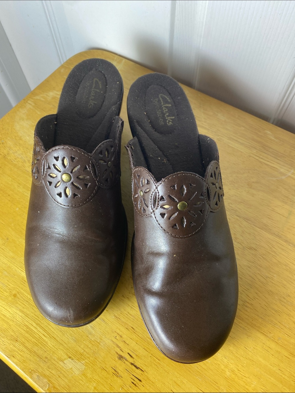Clarks Women’s Dark Brown Leather Slip-On Clogs with Cutout Medallion Size 9M